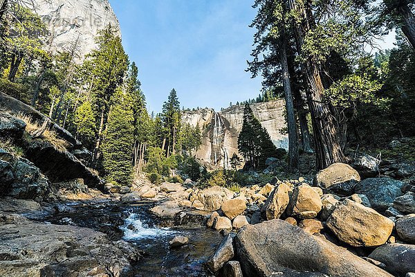Fluss Merced River mit Wasserfall Nevada Fall  Mist Trail  Yosemite-Nationalpark  Kalifornien  USA  Nordamerika