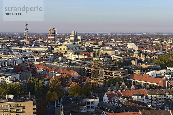 'Abendlicht über der Oper und der Innenstadt  Hannover-Mitte  Hannover; Niedersachsen  Deutschland  Europa'