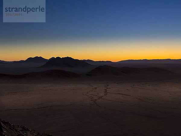 Sonnenuntergang über den Tsarisbergen  Region Hardap  Namibia  Afrika