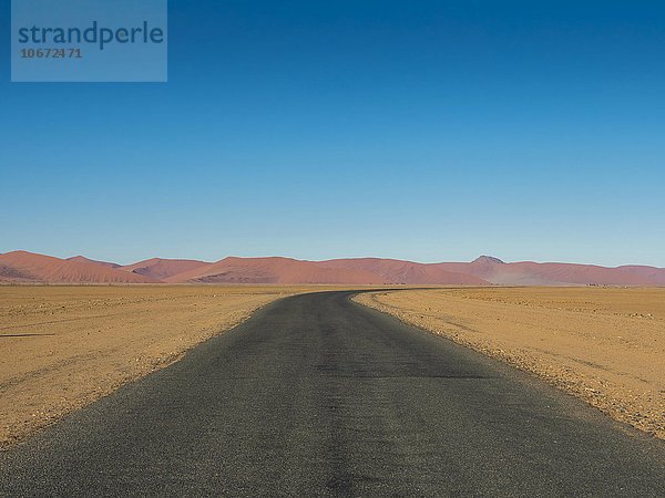 Landstrasse C27 an der Namib-Wüste  Sesrim  Namibia  Afrika