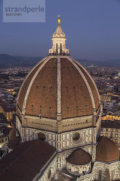 Kathedrale von Florenz  Kuppel mit Altstadt bei Dämmerung  Florenz  Toskana  Italien  Europa