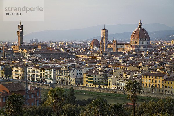 Ausblick über die Stadt mit Kathedrale von Florenz  Palazzo Vecchio und Fluss Arno  Abendstimmung  Florenz  Toskana  Italien  Europa