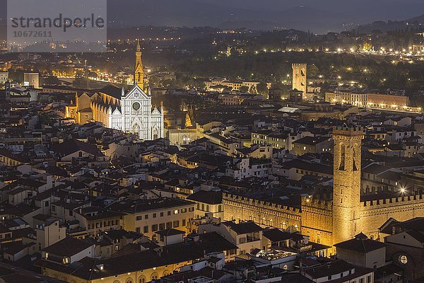 Palazzo Vecchio und Kirche Santa Croce  Nachtaufnahme  Altstadt  Florenz  Toskana  Italien  Europa