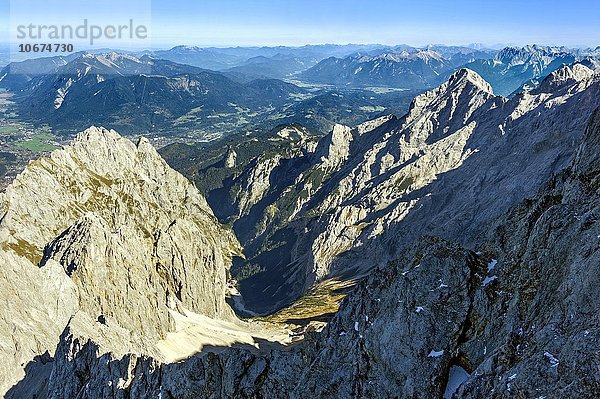 Ausblick von der Zugspitze auf Großer Waxenstein links  Alpspitze rechts  Wettersteingebirge  Garmisch-Partenirchen  hinten Estergebirge und Karwendelgebirge  Oberbayern  Bayern  Deutschland  Europa