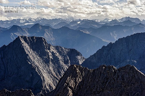 Ausblick von der Zugspitze über Hochwand und Plattspitzen nach Tirol  hinten Schrankogel in den Stubaier Alpen  Wettersteingebirge  Oberbayern  Bayern  Deutschland  Europa