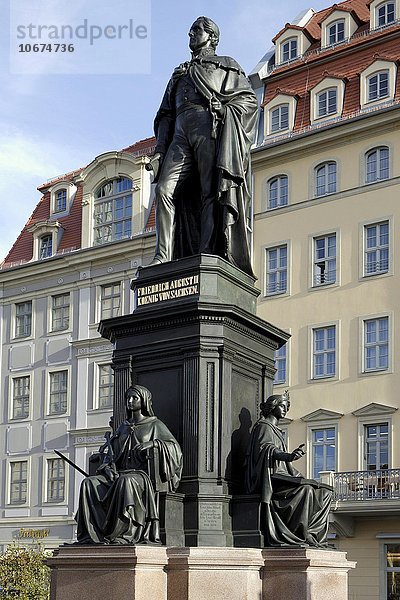 Friedrich August II.  König von Sachsen  vor dem Steigenberger Hotel de Saxe  Neumarkt  Altstadt  Dresden  Sachsen  Deutschland  Europa