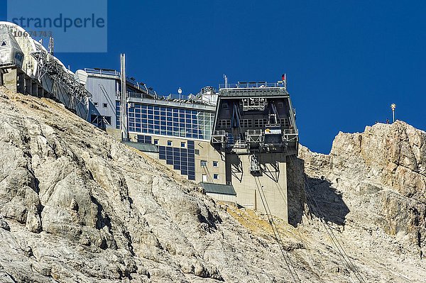 Richtfunkgebäude mit Bergstation Bayerische Zugspitzbahn unterhalb vom Gipfel der Zugspitze  Garmisch-Partenkirchen  Wettersteingebirge  Alpen  Oberbayern  Bayern  Deutschland  Europa