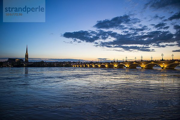 Pont de Pierre  historische Brücke über die Garonne in der Abenddämmerung  Bordeaux  Frankreich  Europa