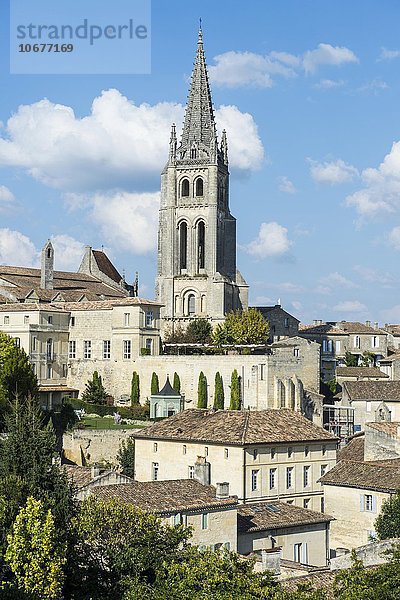 Ausblick über die Altstadt mit der Felsenkirche  Saint Emilion  Département Gironde  Frankreich  Europa