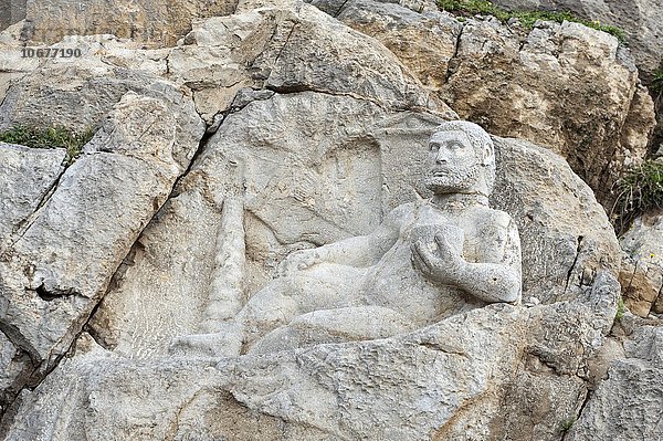Antikes Hochrelief der Seleukiden 148  liegender Herakles mit Beche  Herkules  Bisutun  Provinz Kermanshah  Iran