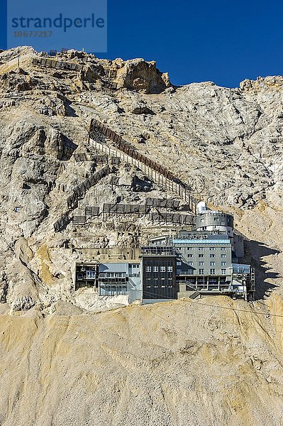 Umweltforschungsstation Schneefernerhaus vom Max-Planck-Institut unter dem Gipfel der Zugspitze  Garmisch-Partenkirchen  Wettersteingebirge  Alpen  Oberbayern  Bayern  Deutschland  Europa