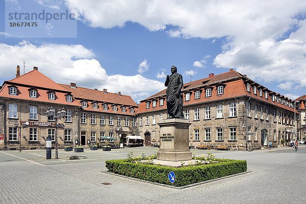 Poststallgebäude und barockes Bürgerhaus mit Jean-Paul-Denkmal  Jean-Paul-Platz  Bayreuth  Oberfranken  Bayern  Deutschland  Europa