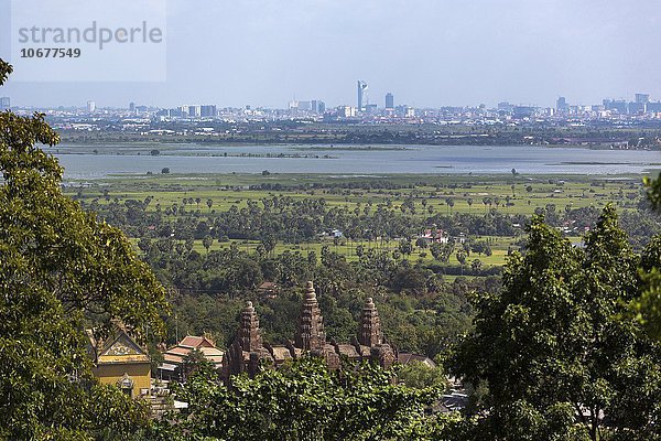 Türme des Prasat Phnom Reap Tempel  hinten Phnom Penh  Kambodscha  Asien
