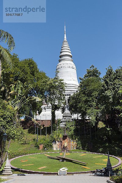 Uhr vor der Stupa des Tempel Wat Phnom  Tempelberg  Phnom Penh  Kambodscha  Asien