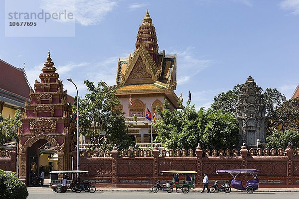 Wat Ounalom am Sisowath Quay  Tuk Tuk-Taxis vor dem Tempel  Phnom Penh  Kambodscha  Asien