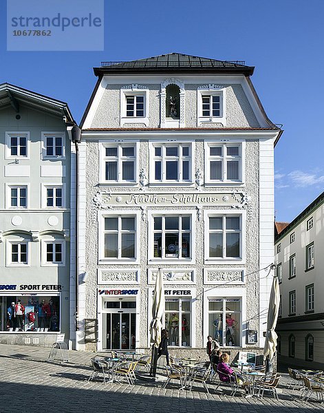 Mädchen-Schulhaus  heute Wohn- und Geschäftshaus  Marktstraße  Fußgängerzone  Bad Tölz  Oberbayern  Bayern  Deutschland  Europa