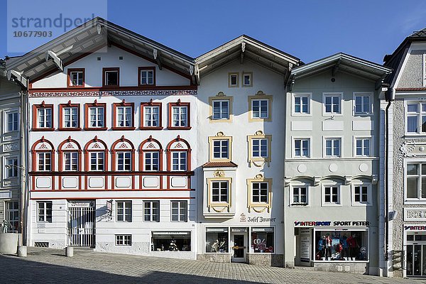 Wohn- und Geschäftshäuser  Marktstraße  Fußgängerzone  Bad Tölz  Oberbayern  Bayern  Deutschland  Europa