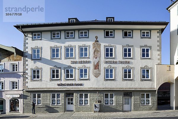 Wohn- und Geschäftshaus Zum Herren unterm Turm  Marktstraße  Fußgängerzone  Bad Tölz  Oberbayern  Bayern  Deutschland  Europa