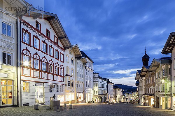 Wohn- und Geschäftshäuser bei Dämmerung  Marktstraße  Fußgängerzone  Bad Tölz  Oberbayern  Bayern  Deutschland  Europa