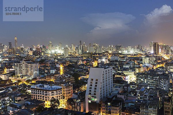 Stadtansicht  Skyline mit Hochhäusern von Finanzviertel Bang Rak in der Dämmerung  Silom District  Panorama-Blick vom Grand China Hotel  Chinatown  Bangkok  Thailand  Asien