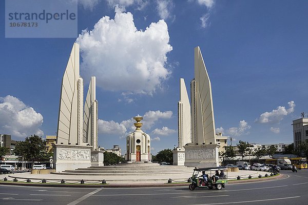 Demokratiedenkmal mit Tuk Tuk im Kreisverkehr  Demokratie-Denkmal  Democracy-Monument  Bangkok  Thailand  Asien