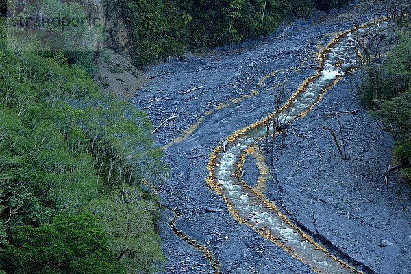 Eisenhaltiger Fluss  Manu Nationalpark  Peru  Südamerika