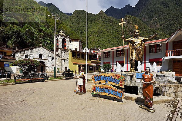 Dorfplatz mit Inka -Statue  Aguas Calientes  Provinz Cusco  Peru  Südamerika