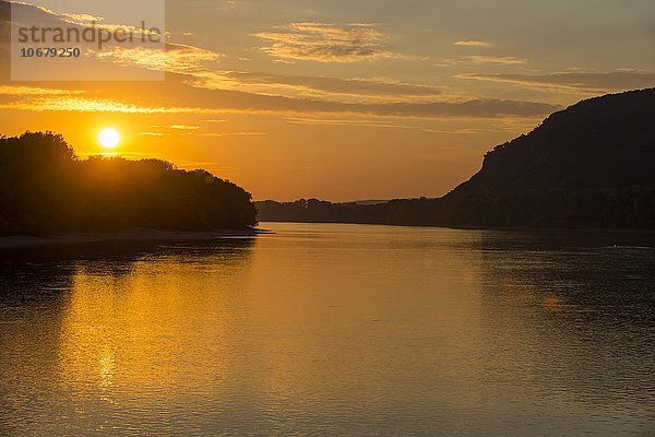 Sonnenuntergang über der Donau  zwischen Budapest und Visegrád  Ungarn  Europa