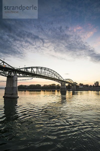 Maria-Valeria-Brücke  Donaubrücke verbindet Esztergom  Ungarn mit ?túrovo  Slowakei  Europa