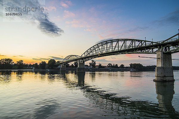 Maria-Valeria-Brücke  Donaubrücke verbindet Esztergom  Ungarn mit ?túrovo  Slowakei  Europa