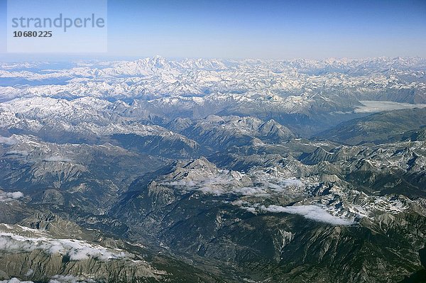Blick über die französischen Alpen mit Schnee  Frankreich  Europa