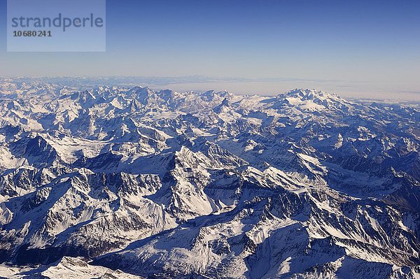 Schweizer Alpen mit Schnee mit Monte Rosa Massiv und Matterhorn  hinten italienische Po Ebene  Schweiz  Europa