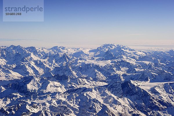 Schweizer Alpen mit Schnee mit dem Monte Rosa Massiv und dem Matterhorn  Schweiz  Europa