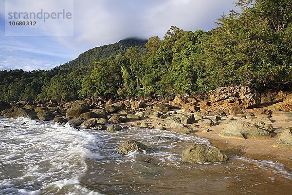 Strand mit Felsen und Regenwald an der Küste  Permai Rainforest  bei Santubong  Sarawak  Borneo  Malaysia  Asien