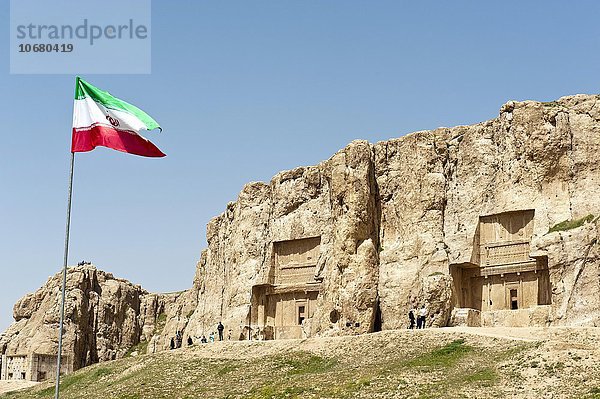 Iranische Nationalflagge  zwei achämenidische Felsengräber  Gräber von des Darius II und Artaxerxes I  Naqsch-e Rostam  bei Persepolis  Provinz Fars  Iran