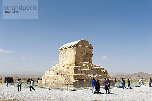 Touristen am Grabmal des Kyros II  alte persische Residenzstadt Pasargadae  nahe Persepolis  Provinz Fars  Iran