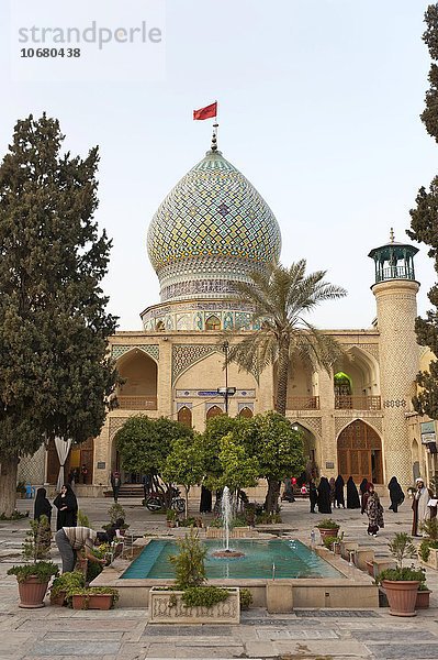 Moschee Imamzadeh-ye Ali Ebn-e Hamze oder Hamza ibn Ali ibn Ahmad  Innenhof mit Wasserbecken  Mausoleum  Grabmoschee  Schiras  Iran
