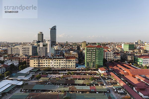 Stadtansicht vom Town View Hotel über die nördliche Stadt  Skyline mit Canadia Bank und Vattanac Capital Tower  188 m  Zentral Markt  Phnom Penh  Kambodscha  Asien