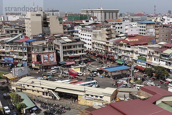 Ausblick vom Sorya Einkaufszentrum auf Busbahnhof mit Altstadt  Stadtansicht  Phnom Penh  Kambodscha  Asien