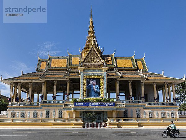 Preah Thineang Chan Chhaya  Moonlight Pavillion am Preah Sothearos Boulevard mit Portrait von König Norodom Sihanouk  Chan Chaya  Phnom Penh  Kambodscha  Asien