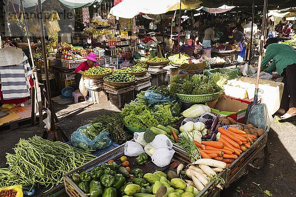 Gemüse-und Obststand auf dem Khan Daun Markt in Phnom Penh  Kambodscha  Asien