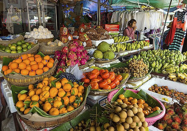 Obststand auf dem Khan Daun Markt in Phnom Penh  Kambodscha  Asien