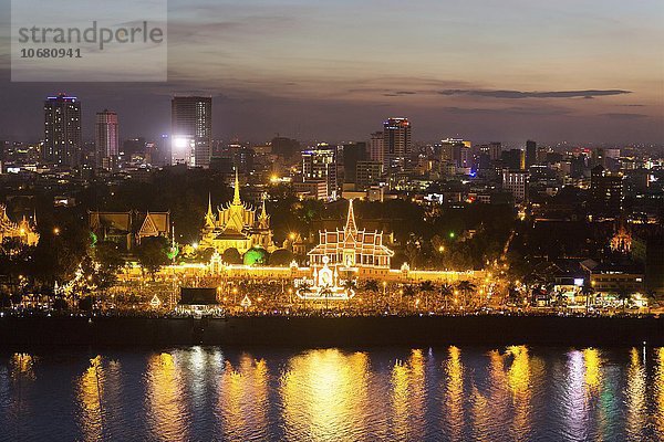 Panoramablick vom Sokha Hotel  beleuchtete Thronhalle des Königspalast und Preah Thineang Chan Chhaya oder Moonlight-Pavillon am Sisowath Quay  Uferpromenade des Tonle Sap Fluss  Abenddämmerung  Skyline  Stadtansicht  Phnom Penh  Kambodscha  Asien