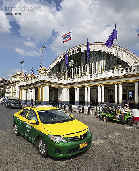 Taxi und Tuk-Tuk vor dem Hauptbahnhof  Hua Lamphong Railway Station  Chinatown  Bangkok  Thailand  Asien