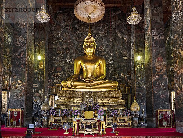 Phra Si Sakyamuni Buddha in der Wihan Luang Halle  Wat Suthat Tempel  Giant Swing  Bezirk Phra Nakhon  Bangkok  Thailand  Asien