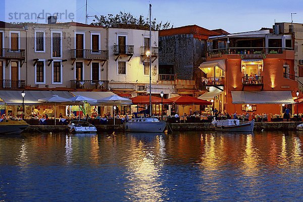 Abendstimmung mit Booten und Restaurants am venezianischen Hafen  Rethymno  Kreta  Griechenland  Europa