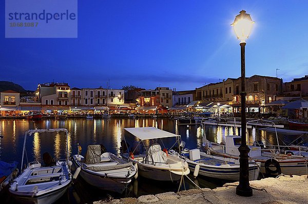 Abendstimmung mit Booten und Restaurants am venezianischen Hafen  Rethymno  Kreta  Griechenland  Europa