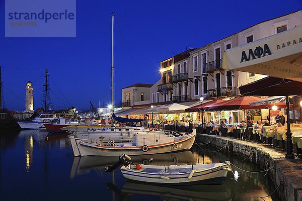 Abendstimmung mit Booten und Restaurants am venezianischen Hafen  Rethymno  Kreta  Griechenland  Europa