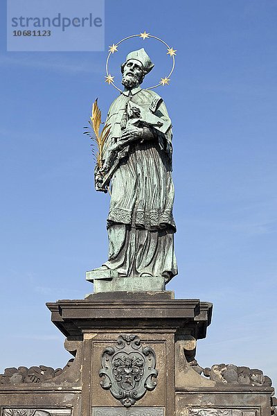 Statue  Heiliger Johannes von Nepomuk  Karlsbrücke  Prag  Tschechien  Europa