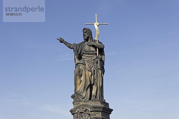 Statue  Heiliger Johannes der Täufer  Karlsbrücke  Prag  Tschechien  Europa